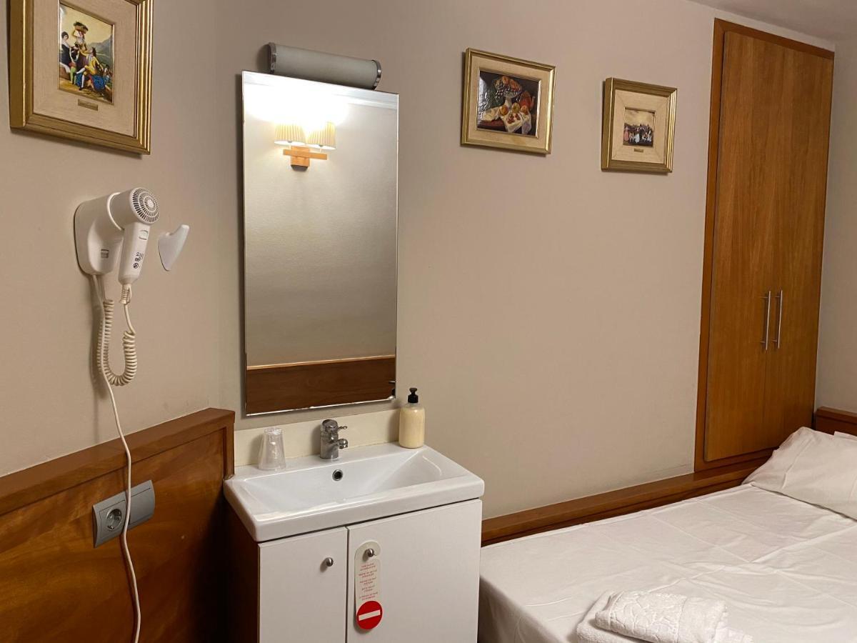 Hostal Galicia 카르데데우 외부 사진