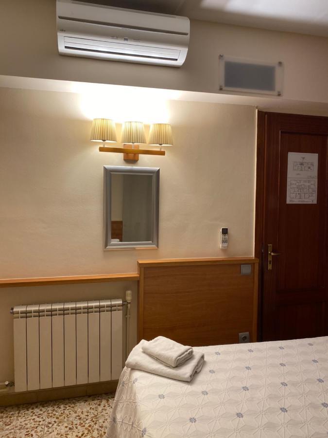 Hostal Galicia 카르데데우 외부 사진