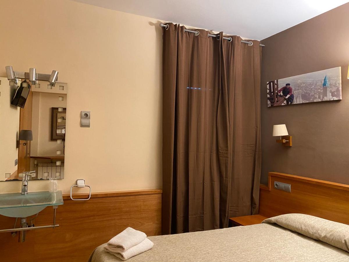 Hostal Galicia 카르데데우 외부 사진