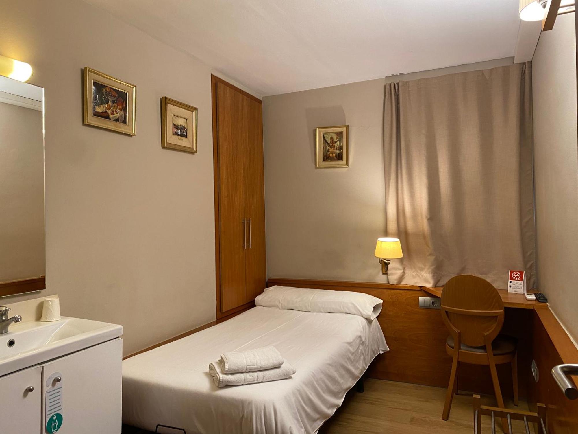 Hostal Galicia 카르데데우 외부 사진